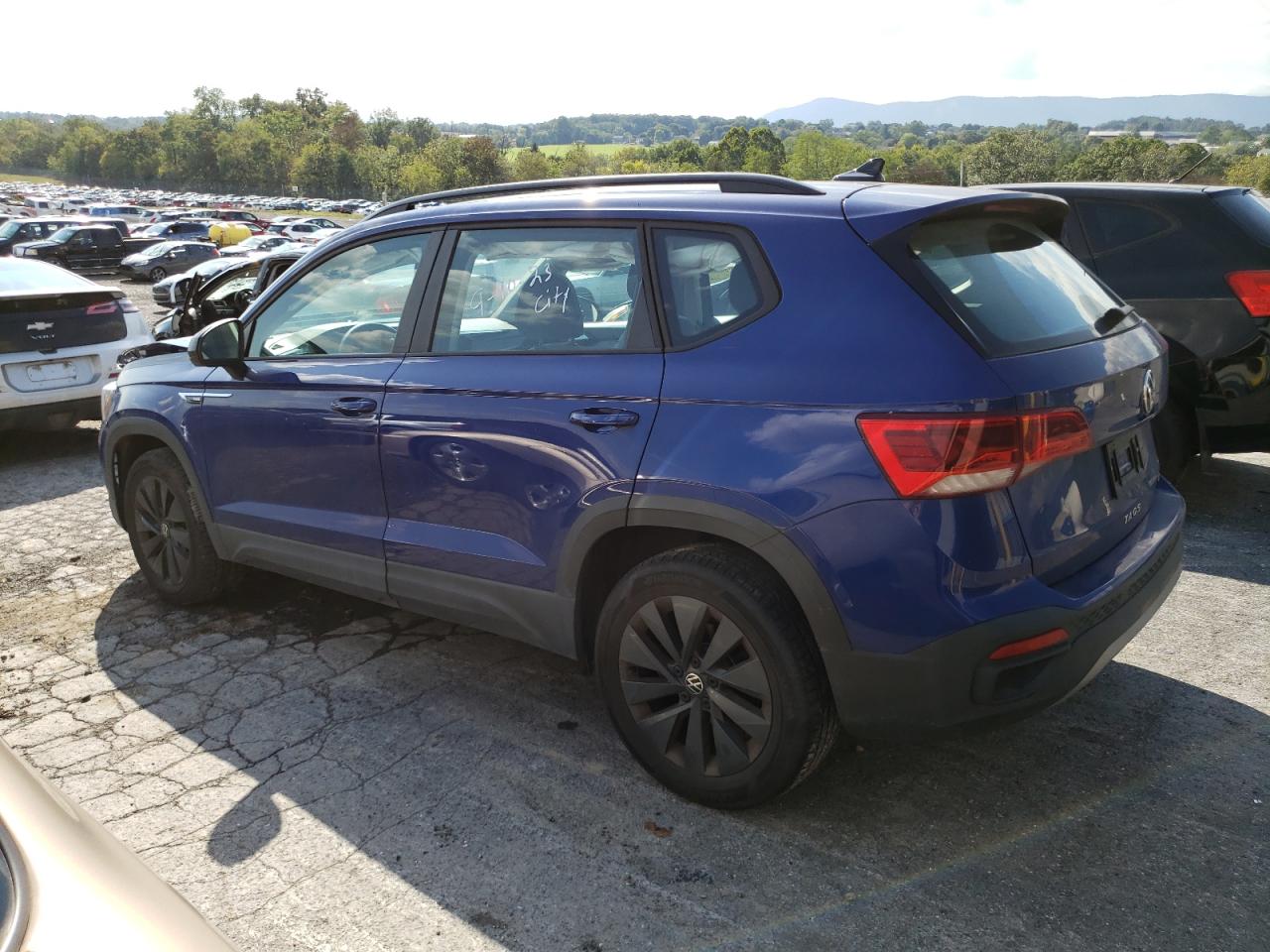 Изображение 2 Volkswagen Taos S 2022 с VIN 3VVMX7B2XNM074911
