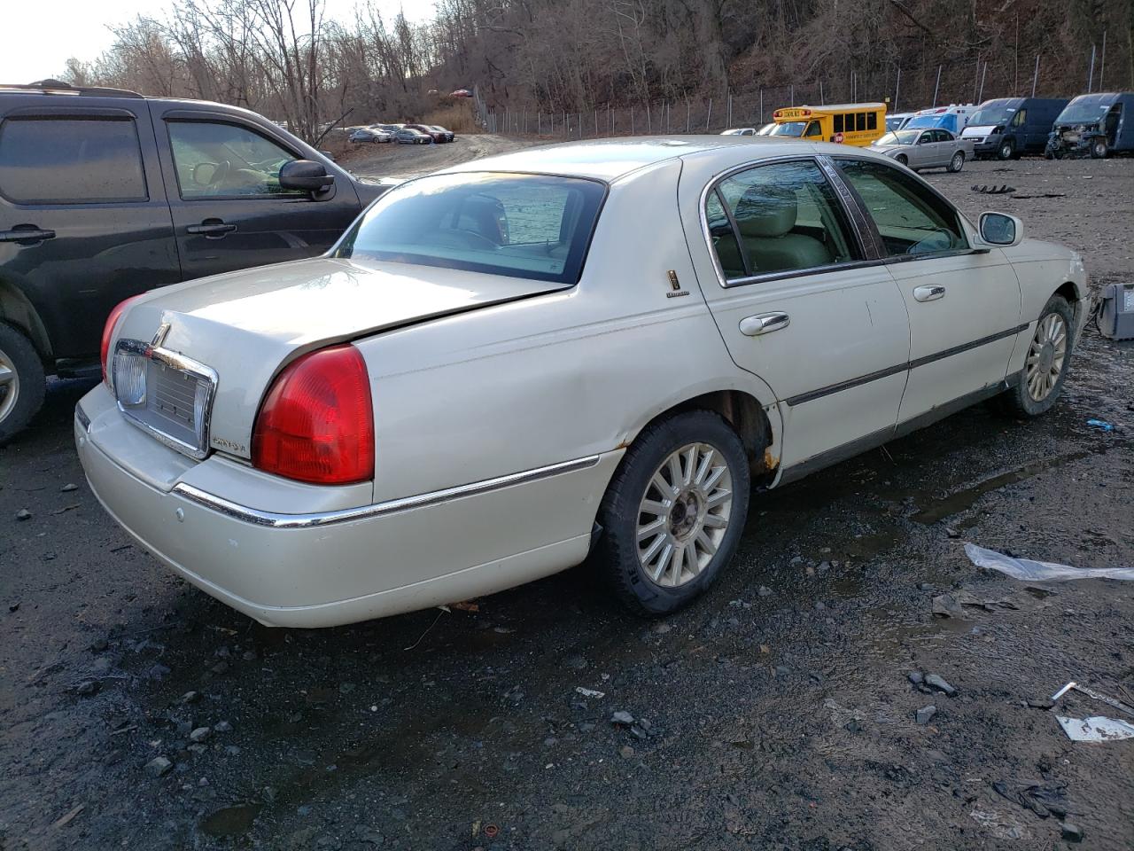 Obraz 3 z 2004 LINCOLN TOWN CAR ULTIMATE 2004 z VIN 1LNHM83W54Y641251