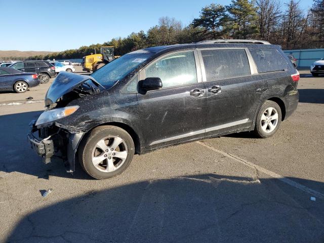 2017 TOYOTA SIENNA LE 2017 image