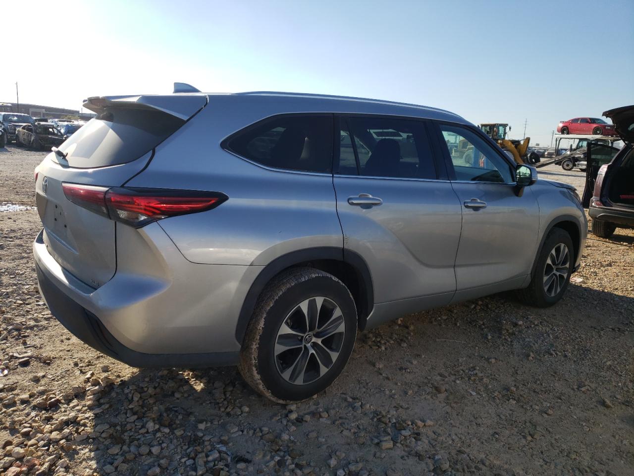 Obraz 3 z 2021 TOYOTA HIGHLANDER XLE 2021 z VIN 5TDGZRAH5MS531324