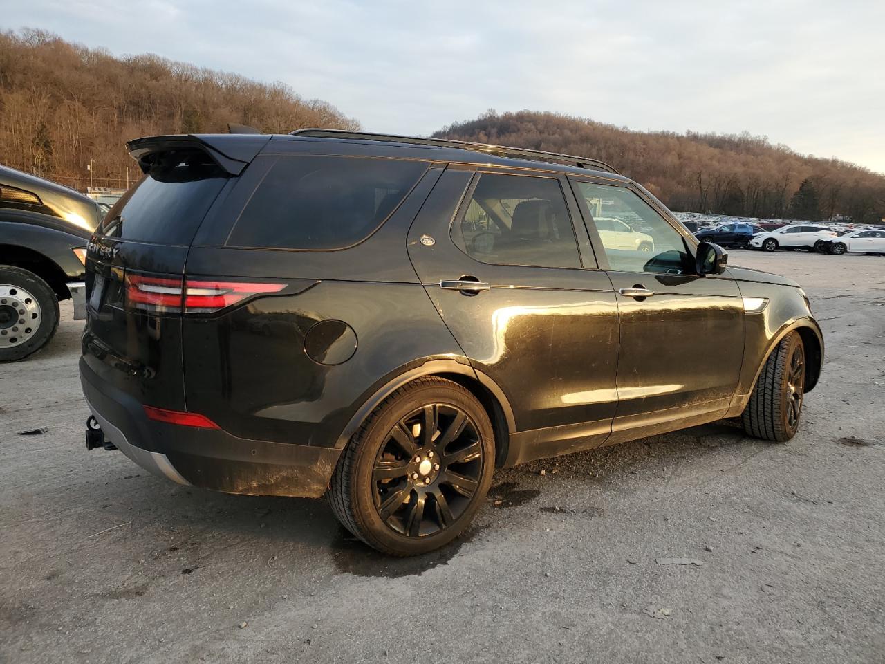 Image 3 of 2017 LAND ROVER DISCOVERY HSE LUXURY 2017 with VIN SALRHBBV4HA000229