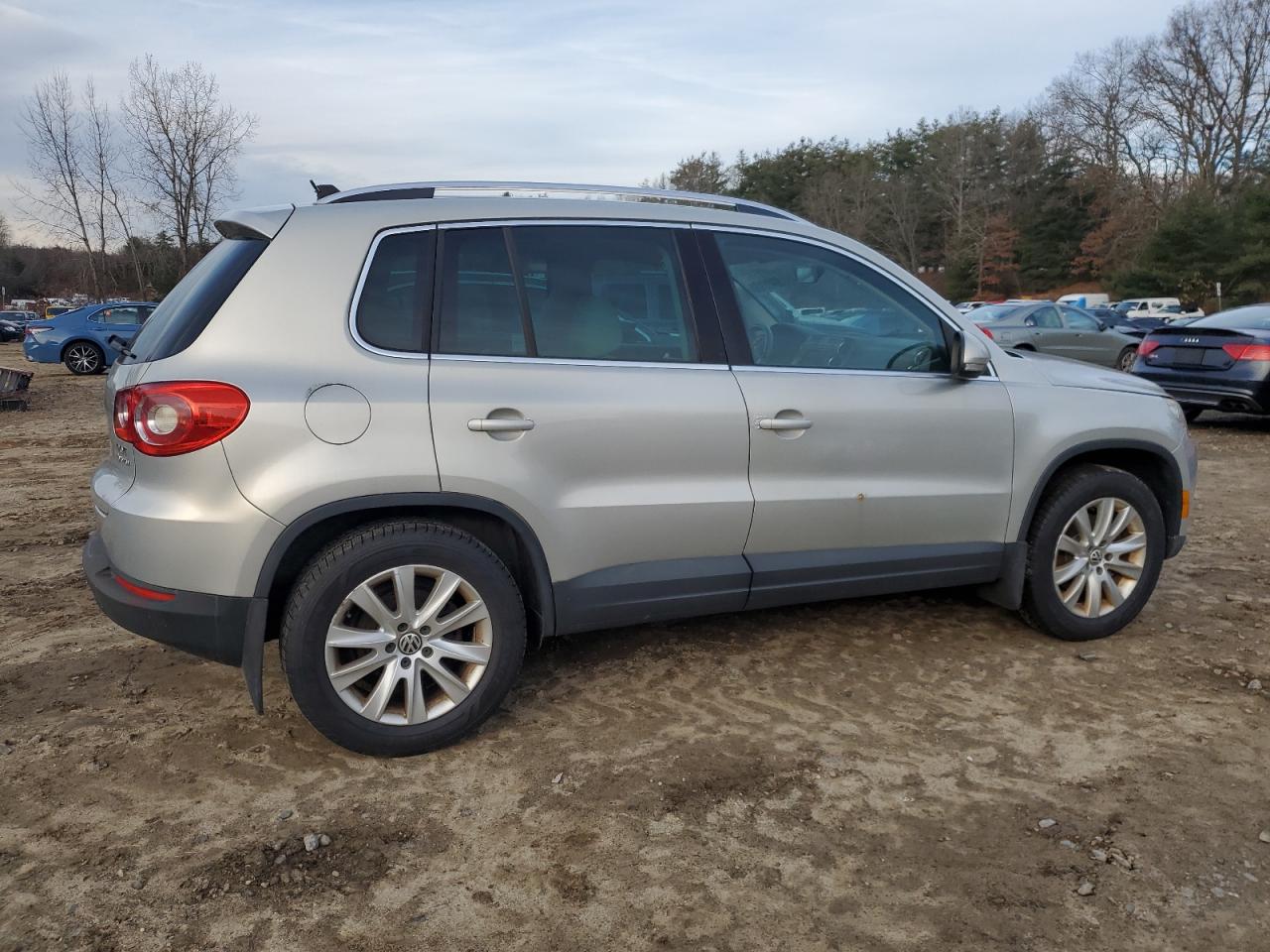 Image 3 of 2010 VOLKSWAGEN TIGUAN SE 2010 with VIN WVGBV7AX3AW000227