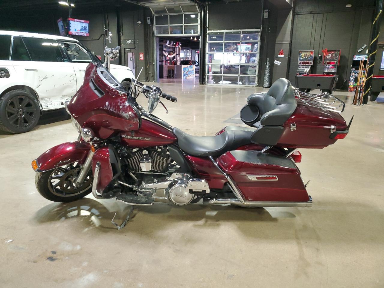 Image 3 of 2017 HARLEY-DAVIDSON FLHTKL ULTRA LIMITED LOW 2017 with VIN 1HD1KKD10HB677075