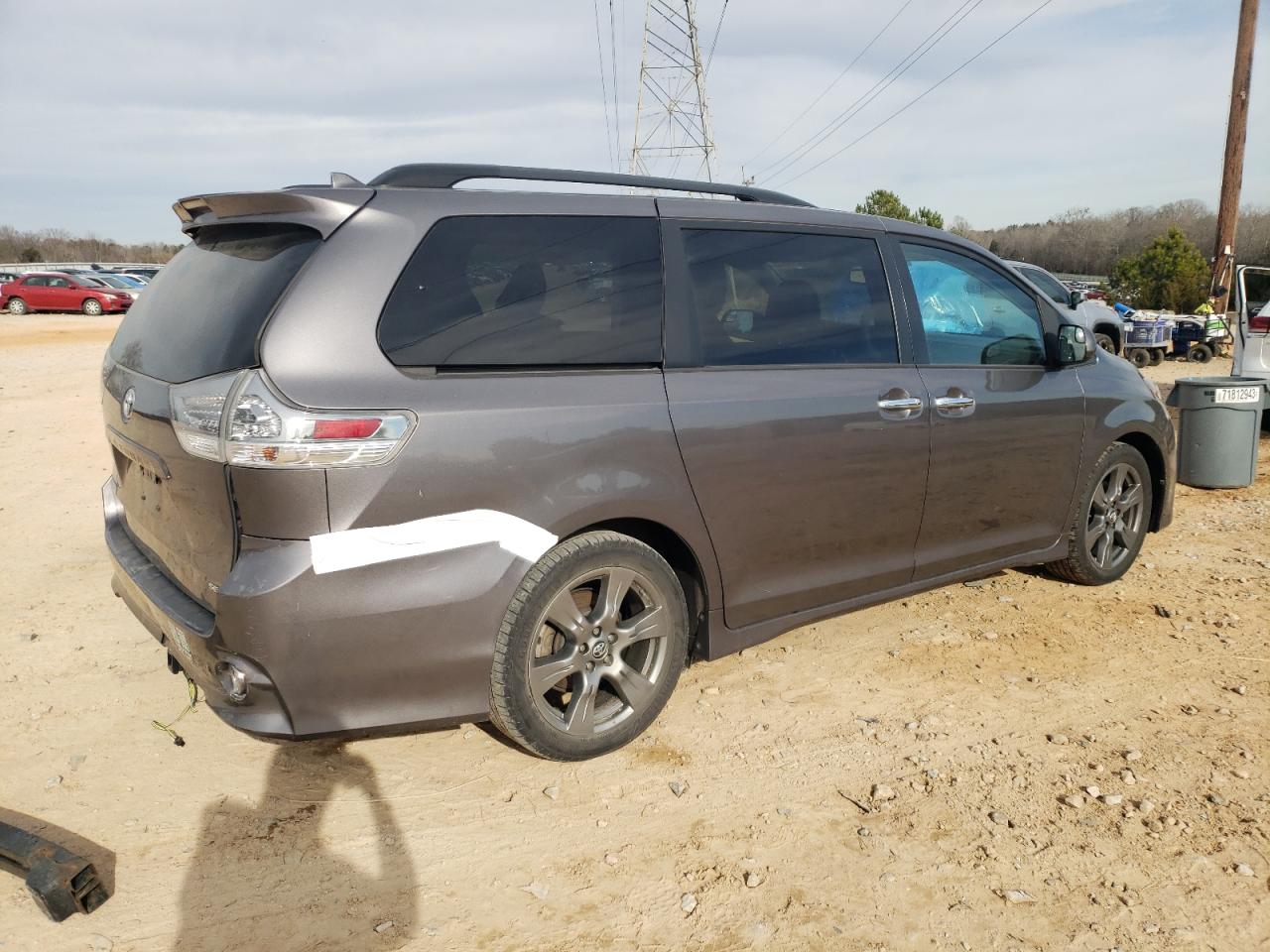Image 3 of 2018 TOYOTA SIENNA SE 2018 with VIN 5TDXZ3DC9JS914952