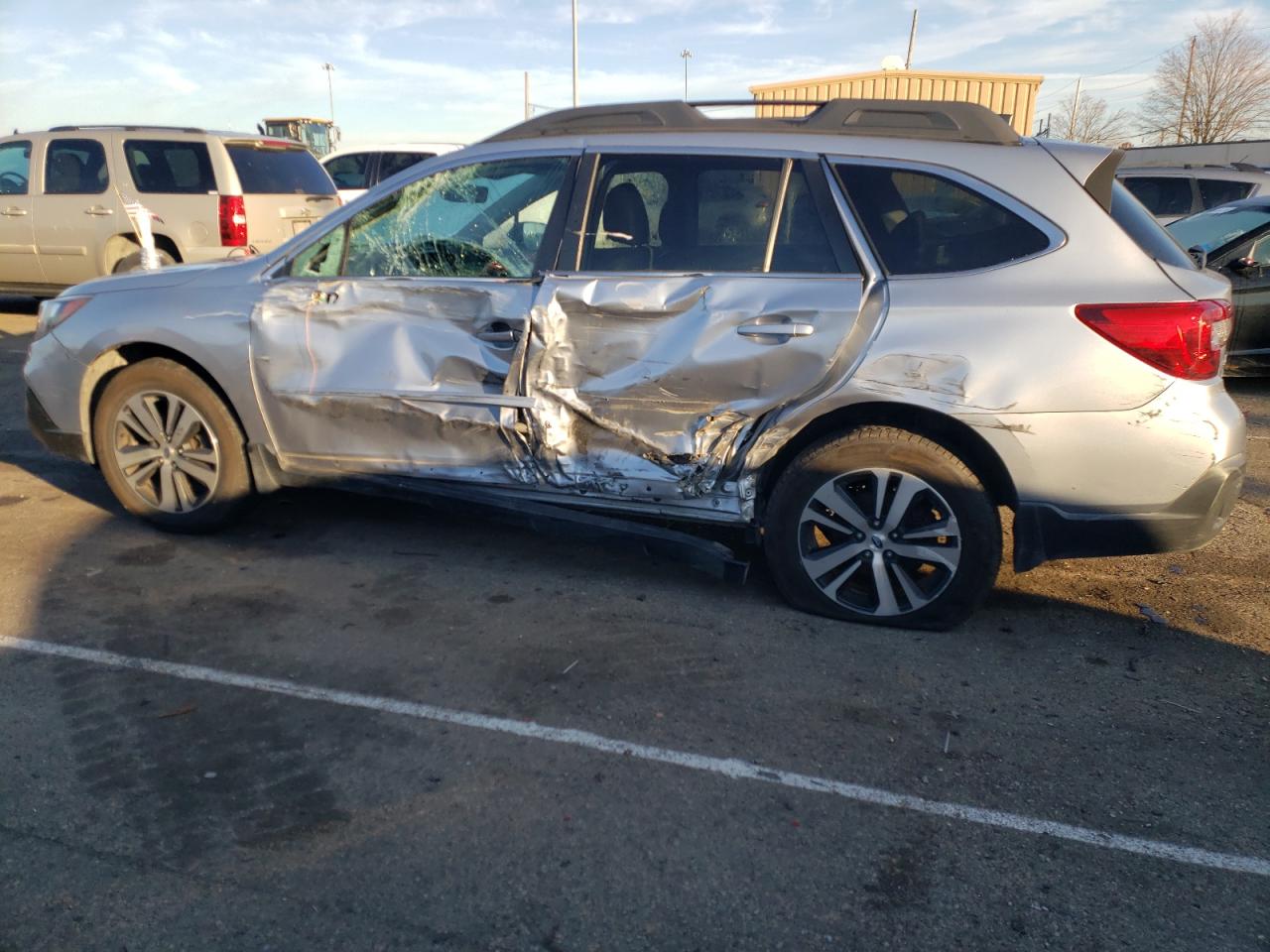 Изображение 2 2018 SUBARU OUTBACK 3.6R LIMITED 2018 с VIN 4S4BSENC4J3240022