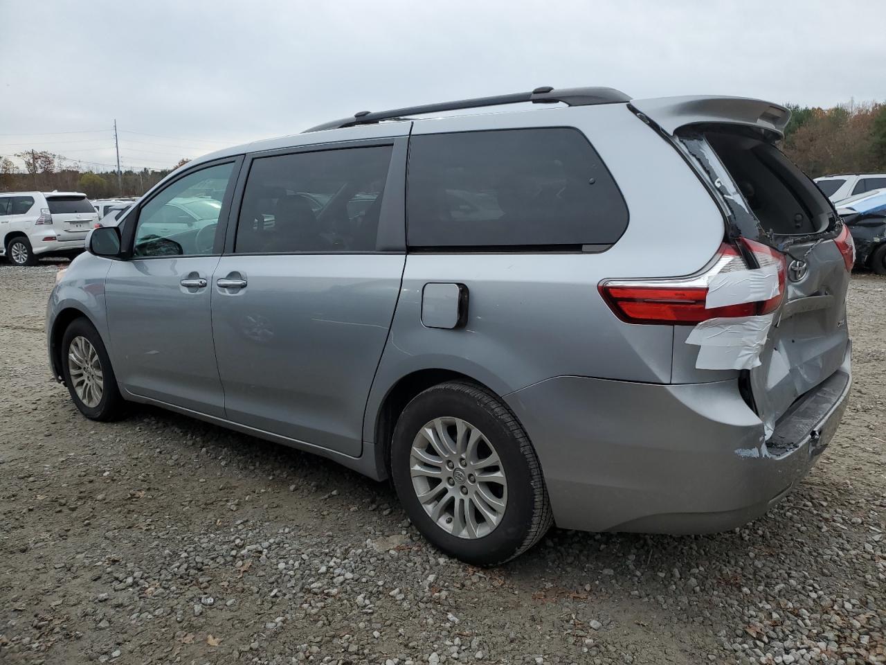 Image 2 of 2016 TOYOTA SIENNA XLE 2016 with VIN 5TDYK3DCXGS747857