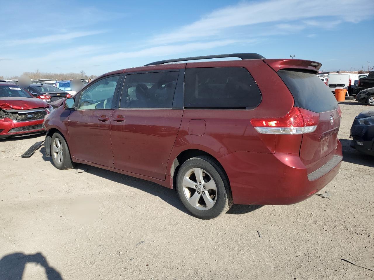 Obraz 2 z 2011 TOYOTA SIENNA LE 2011 z VIN 5TDKK3DC3BS011101