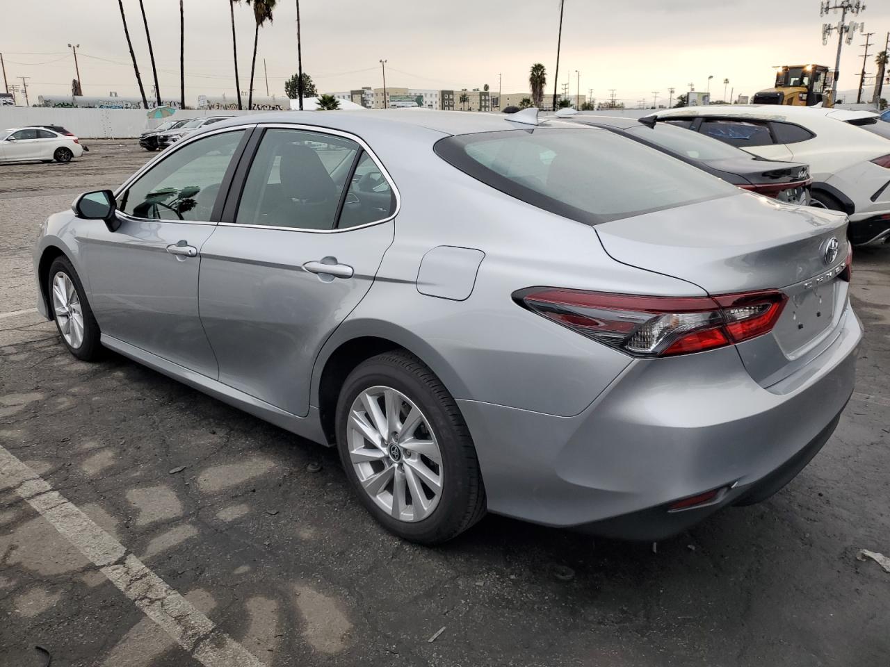 Obraz 2 z 2023 TOYOTA CAMRY LE 2023 z VIN 4T1C11AK5PU176749