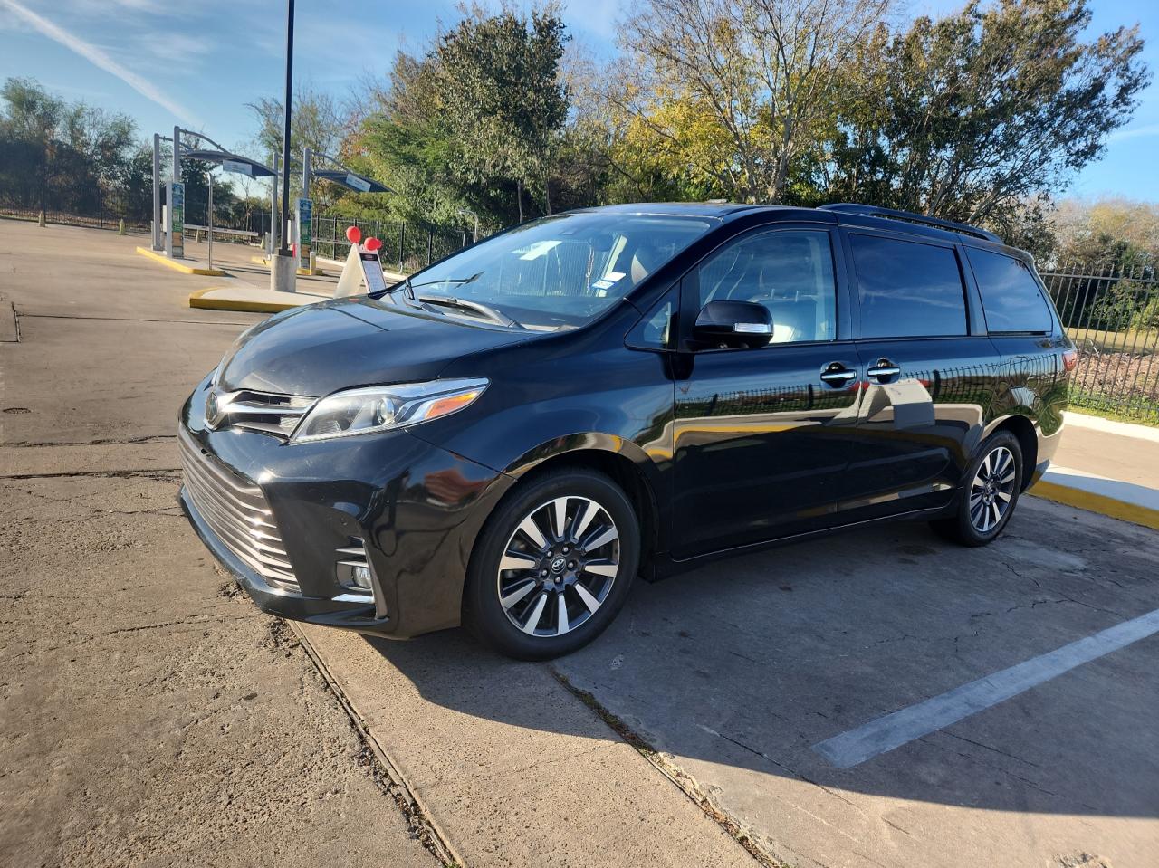 Image 2 of 2019 TOYOTA SIENNA XLE 2019 with VIN 5TDDZ3DC8KS223979