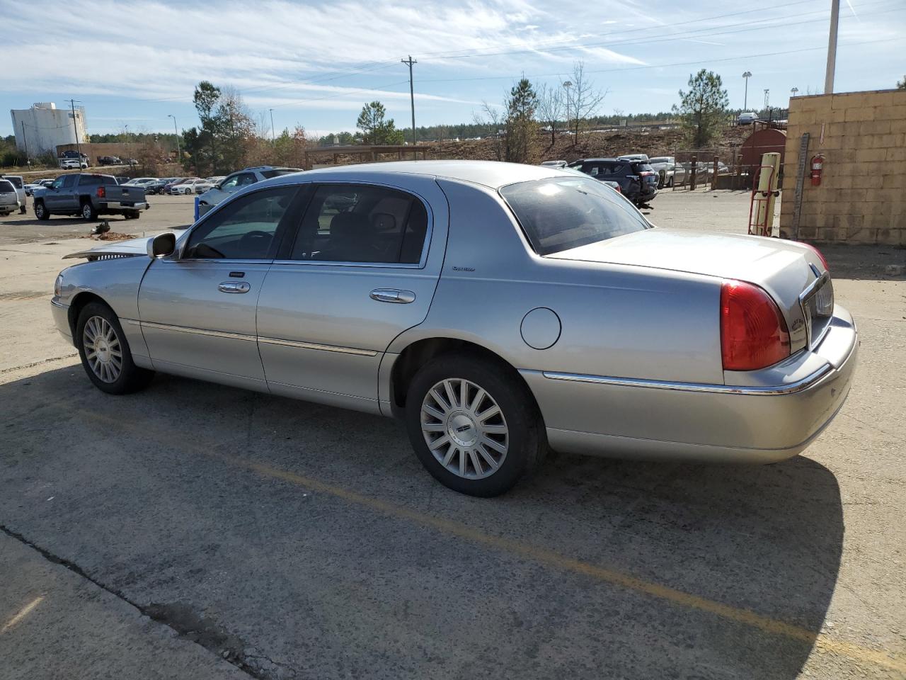 Image 2 of 2003 LINCOLN TOWN CAR SIGNATURE 2003 with VIN 1LNHM82W33Y687208