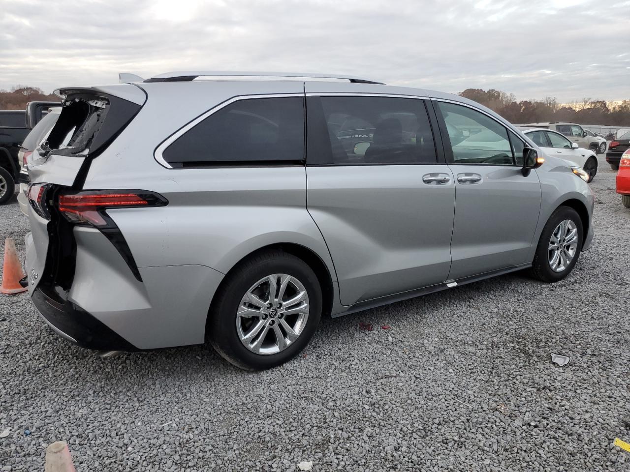 Image 3 of 2023 TOYOTA SIENNA LIMITED 2023 with VIN 5TDESKFC0PS101057