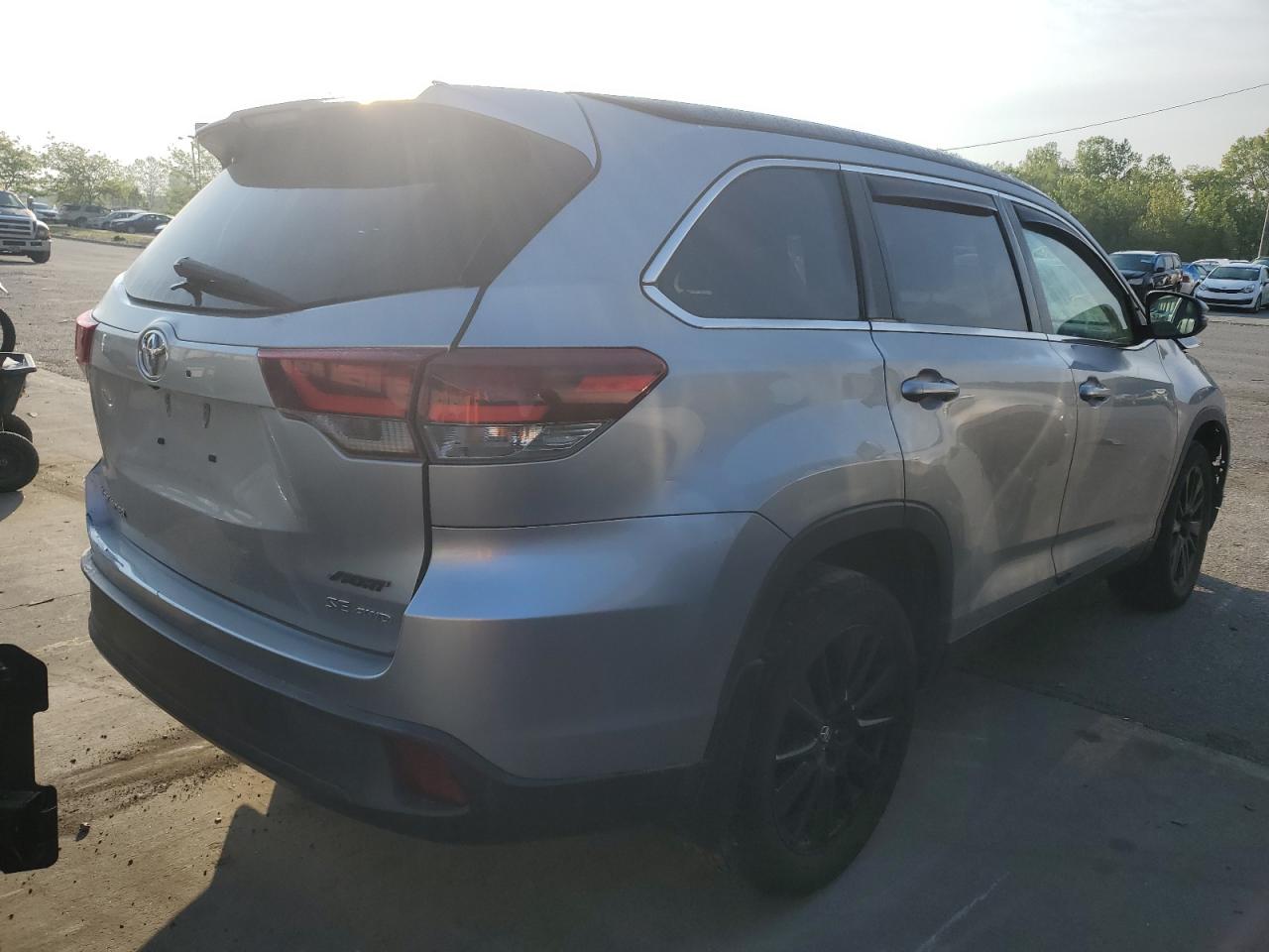 Image 3 of 2019 TOYOTA HIGHLANDER SE 2019 with VIN 5TDJZRFH9KS570011