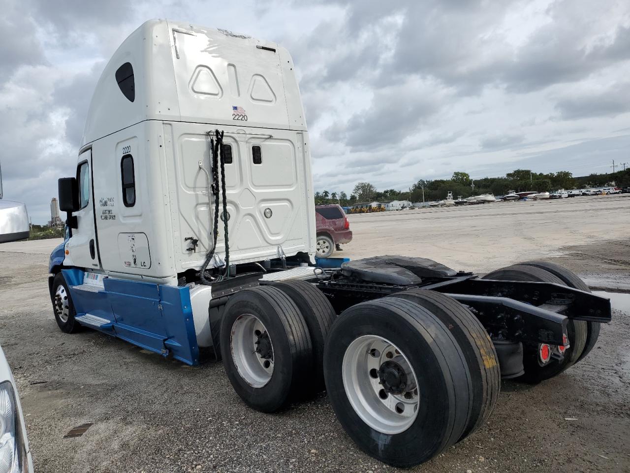 Image 3 of 2016 FREIGHTLINER CASCADIA 125  2016 with VIN 1FUJGLD5XGLGY2770