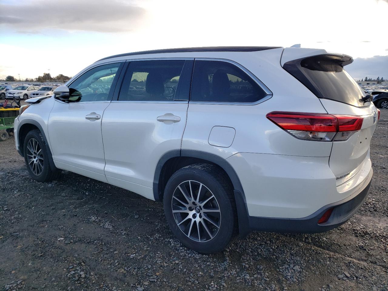 Obraz 2 z 2017 TOYOTA HIGHLANDER SE 2017 z VIN 5TDJZRFH1HS472034