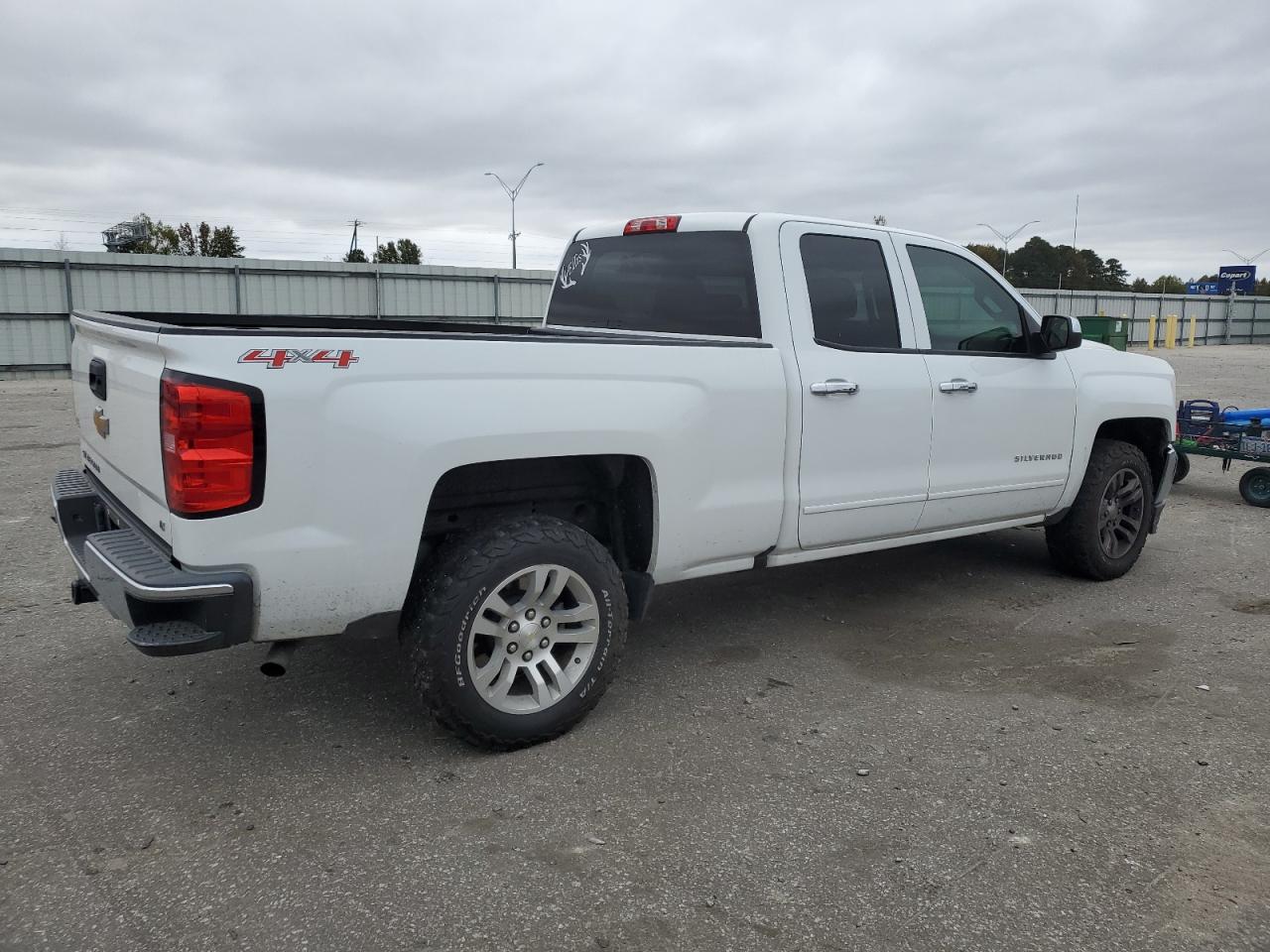 Image 3 of 2016 CHEVROLET SILVERADO K1500 LT 2016 with VIN 1GCVKREH2GZ417581