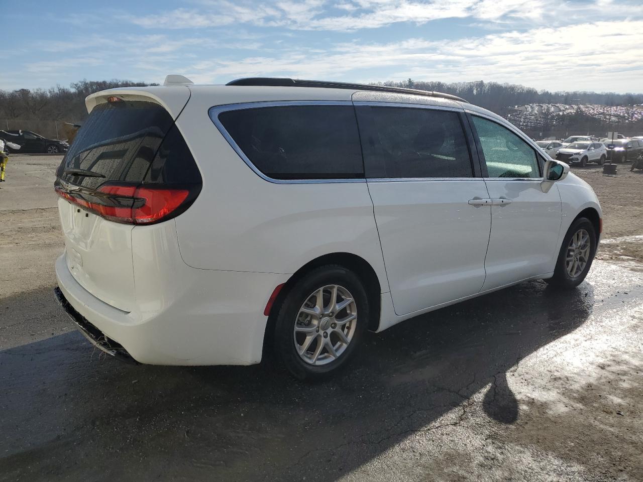 Image 3 of 2022 CHRYSLER PACIFICA TOURING L 2022 with VIN 2C4RC1BG1NR179208