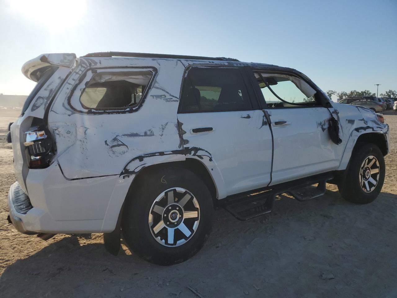 Изображение 3 2022 TOYOTA 4RUNNER SR5 PREMIUM 2022 с VIN JTERU5JR2N6080018
