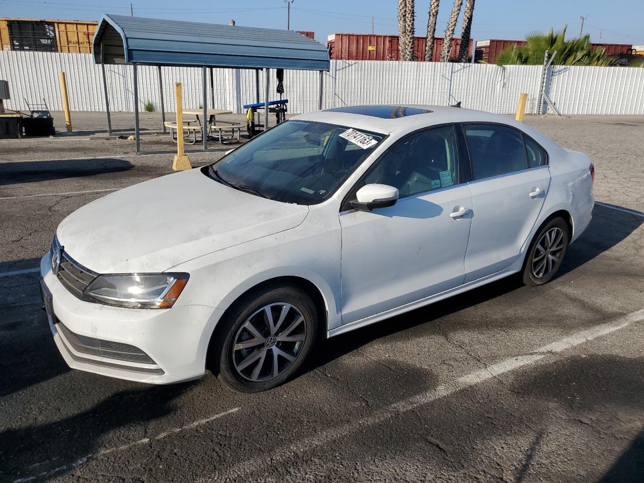 Obraz 1 z 2017 VOLKSWAGEN JETTA SE 2017 z VIN 3VWDB7AJ3HM305204