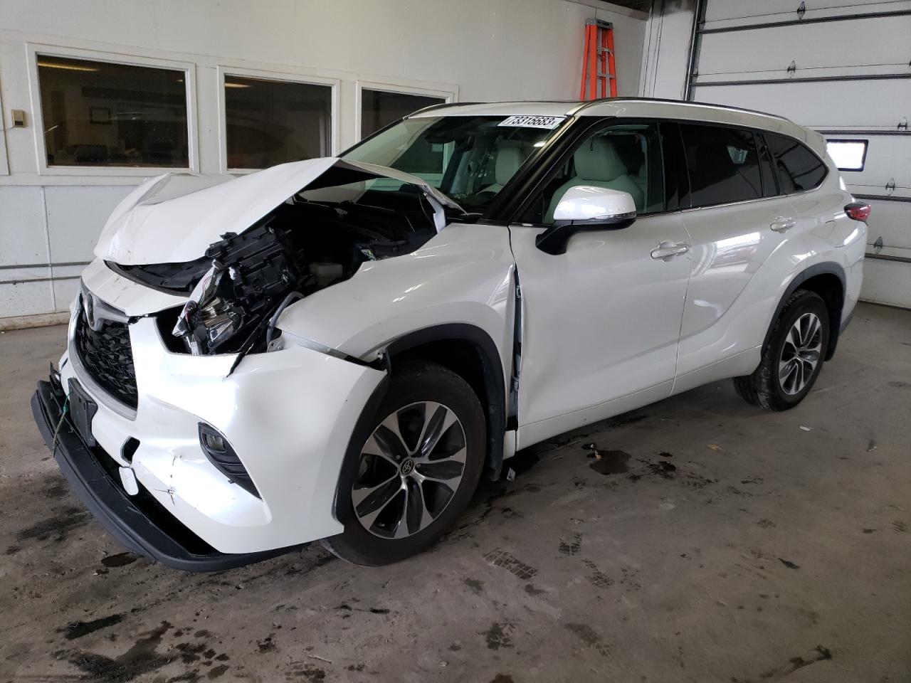Obraz 1 z 2021 TOYOTA HIGHLANDER XLE 2021 z VIN 5TDGZRBH1MS137284