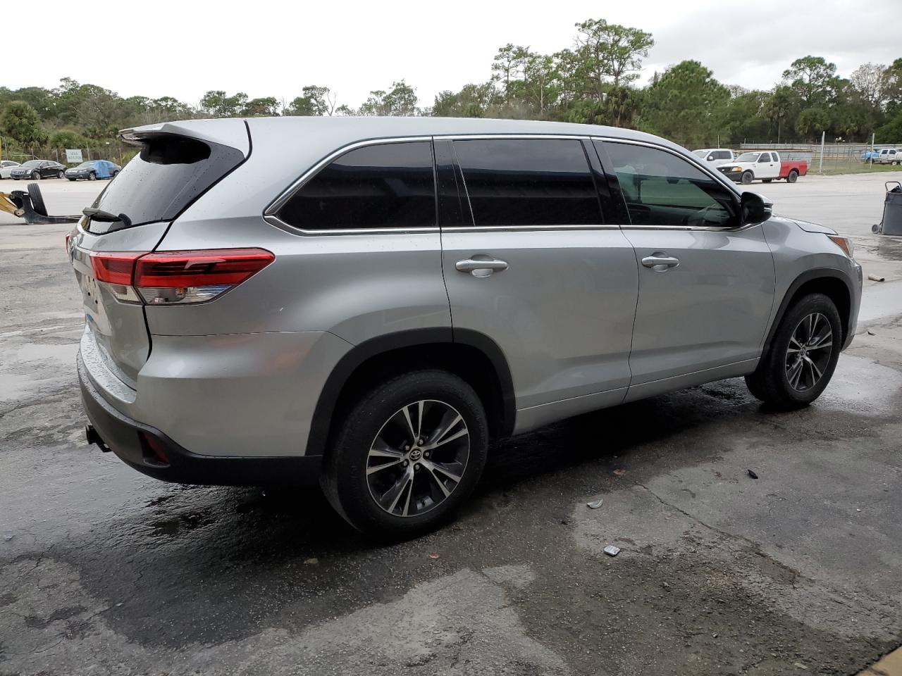 Image 3 of 2018 TOYOTA HIGHLANDER LE 2018 with VIN 5TDZARFH9JS041831