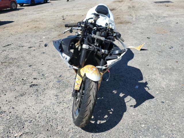 Obraz 2 z 2005 YAMAHA YZFR1  2005 z VIN JYARN13E25A013318