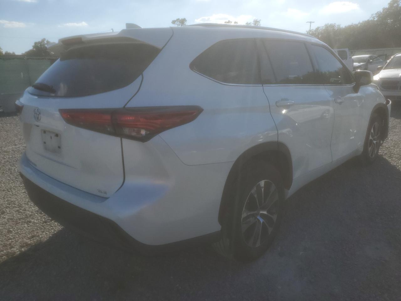 Obraz 3 z 2021 TOYOTA HIGHLANDER XLE 2021 z VIN 5TDHZRAH1MS078002