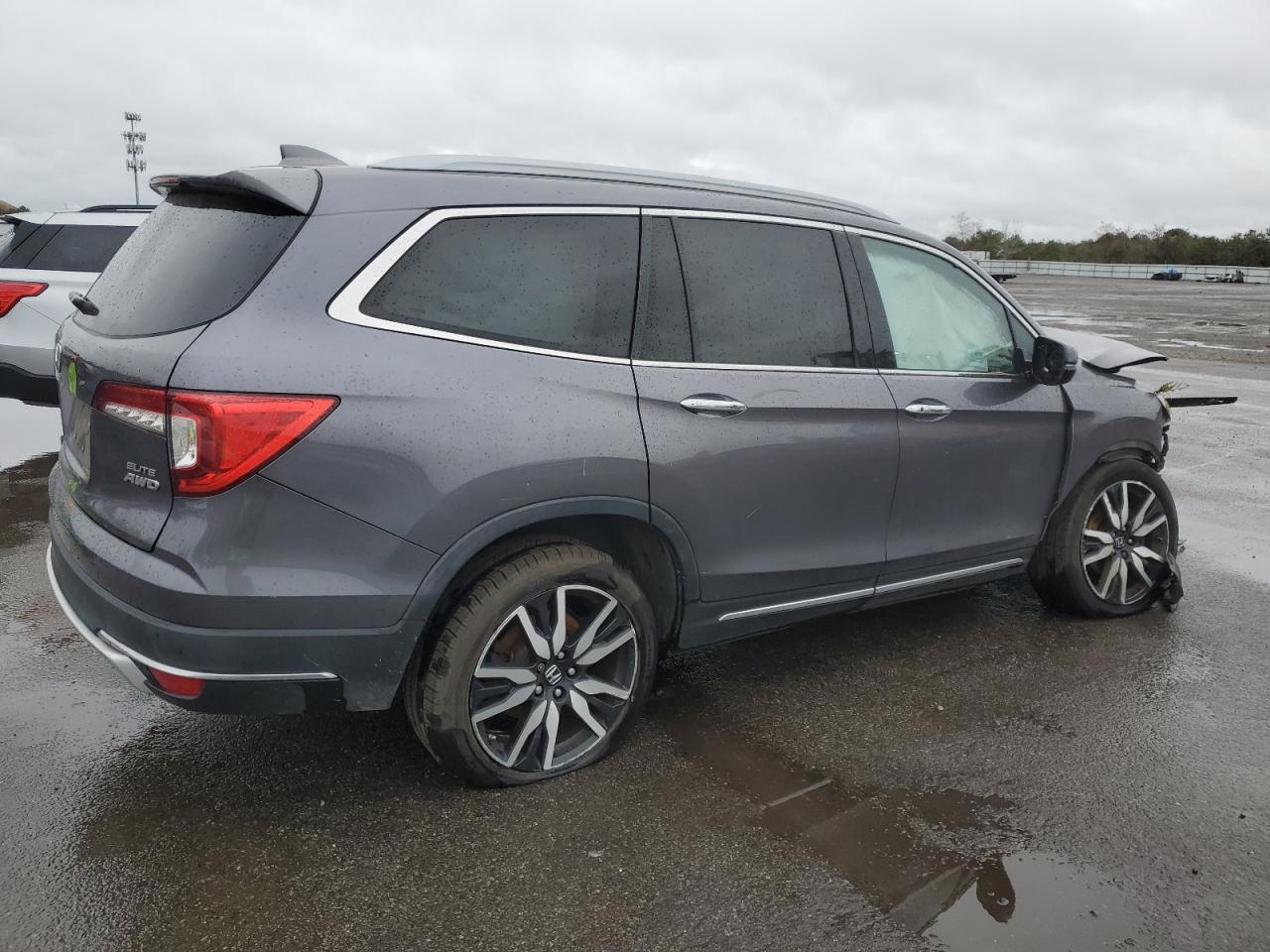 Image 3 of 2019 HONDA PILOT ELITE 2019 with VIN 5FNYF6H09KB002777