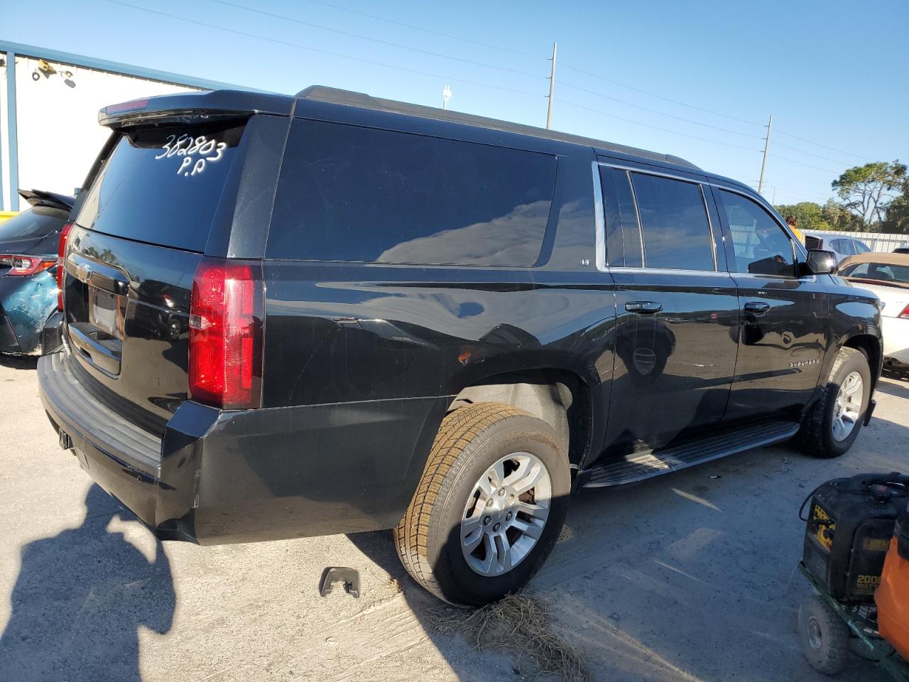 Image 3 of Chevrolet Suburban K1500 Lt 2019 with VIN 1GNSKHKC7KR382803
