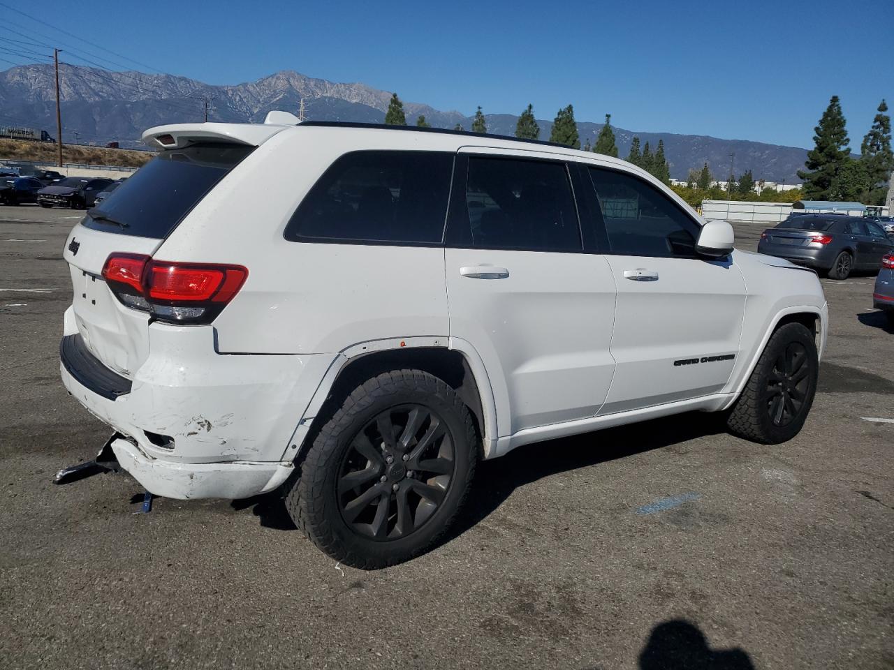 Image 3 of 2017 JEEP GRAND CHEROKEE LAREDO 2017 with VIN 1C4RJEAGXHC868501