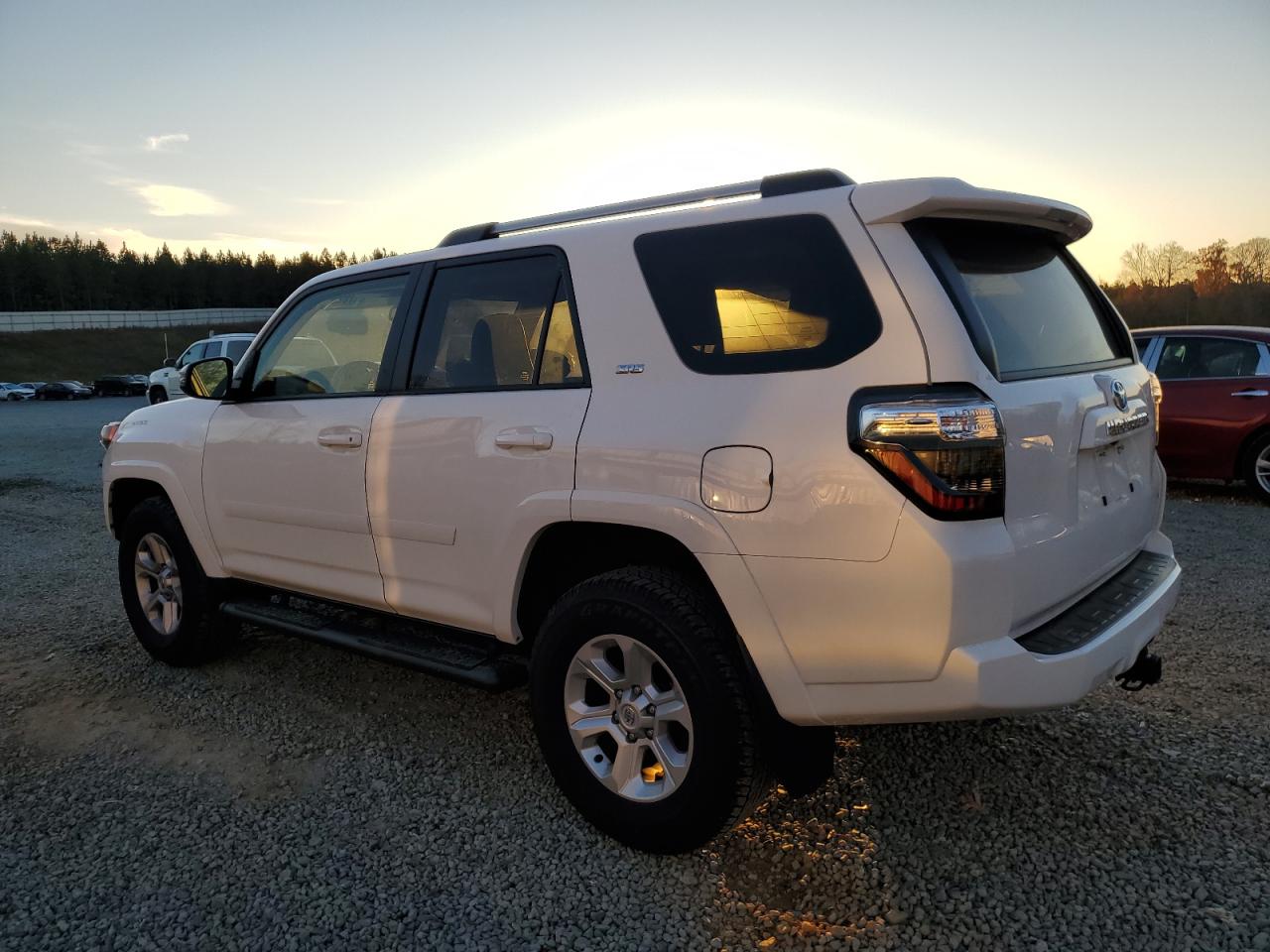 Изображение 2 2022 TOYOTA 4RUNNER SR5/SR5 PREMIUM 2022 с VIN JTENU5JR4N6040439