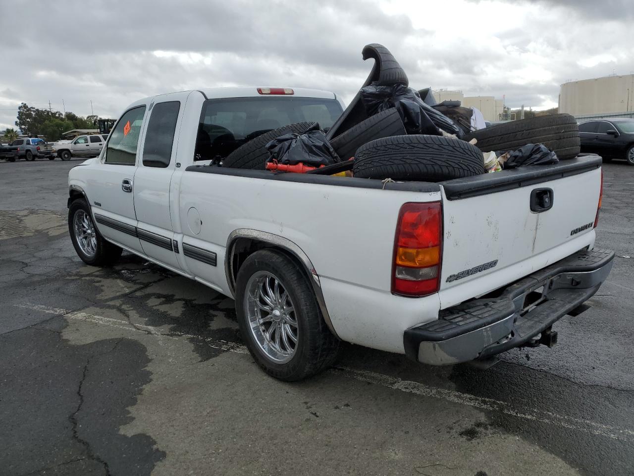 Image 2 of 2002 CHEVROLET SILVERADO C1500 2002 with VIN 2GCEC19T621349204