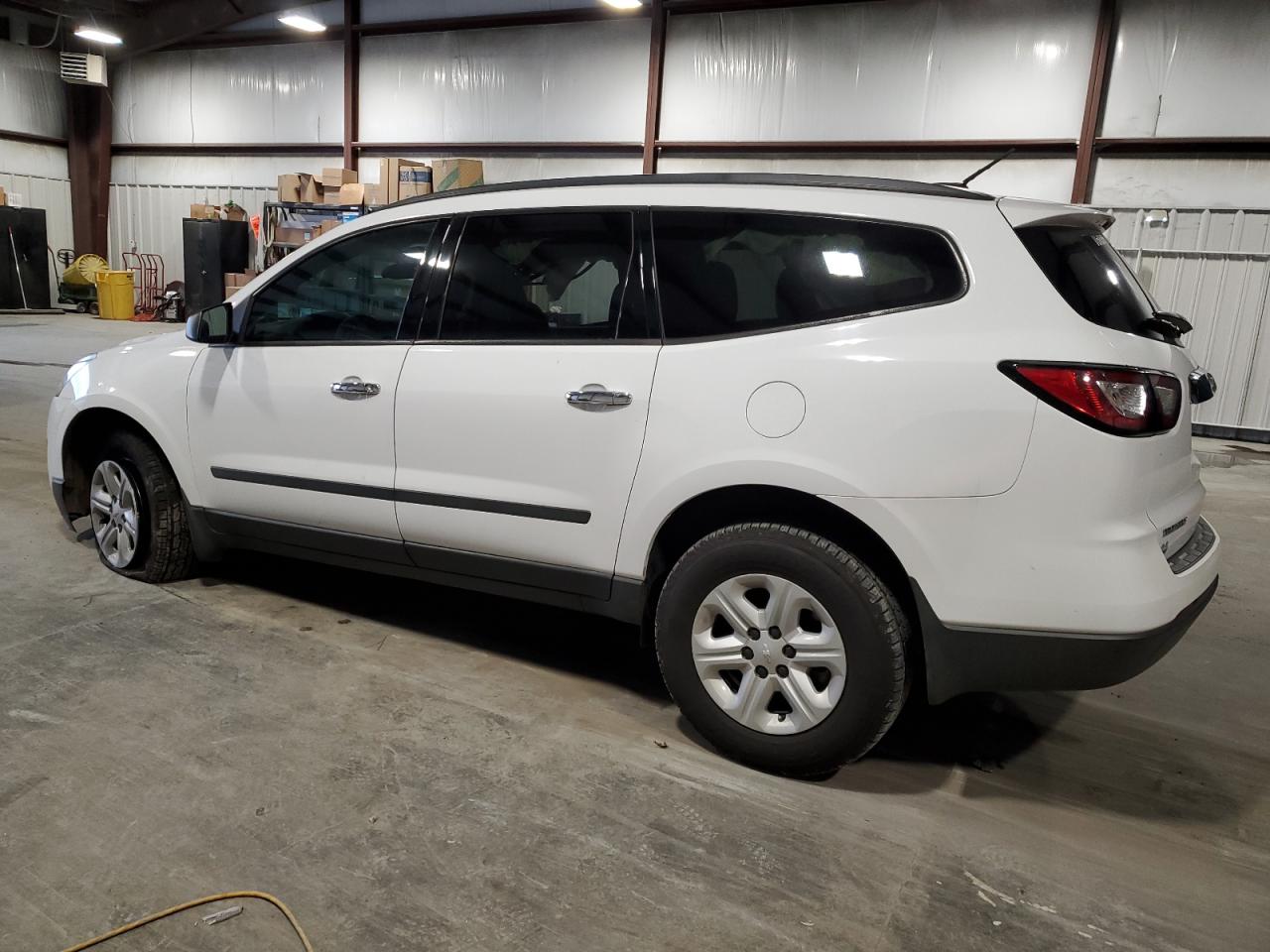 Obraz 2 z 2017 CHEVROLET TRAVERSE LS 2017 z VIN 1GNKRFED2HJ266338