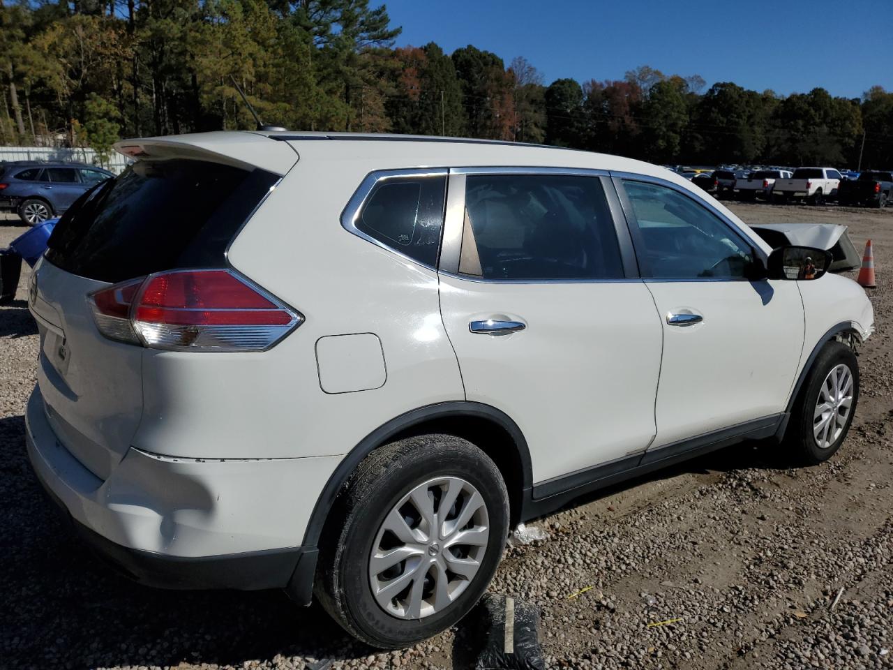 Image 3 of 2015 NISSAN ROGUE S 2015 with VIN KNMAT2MT1FP566552