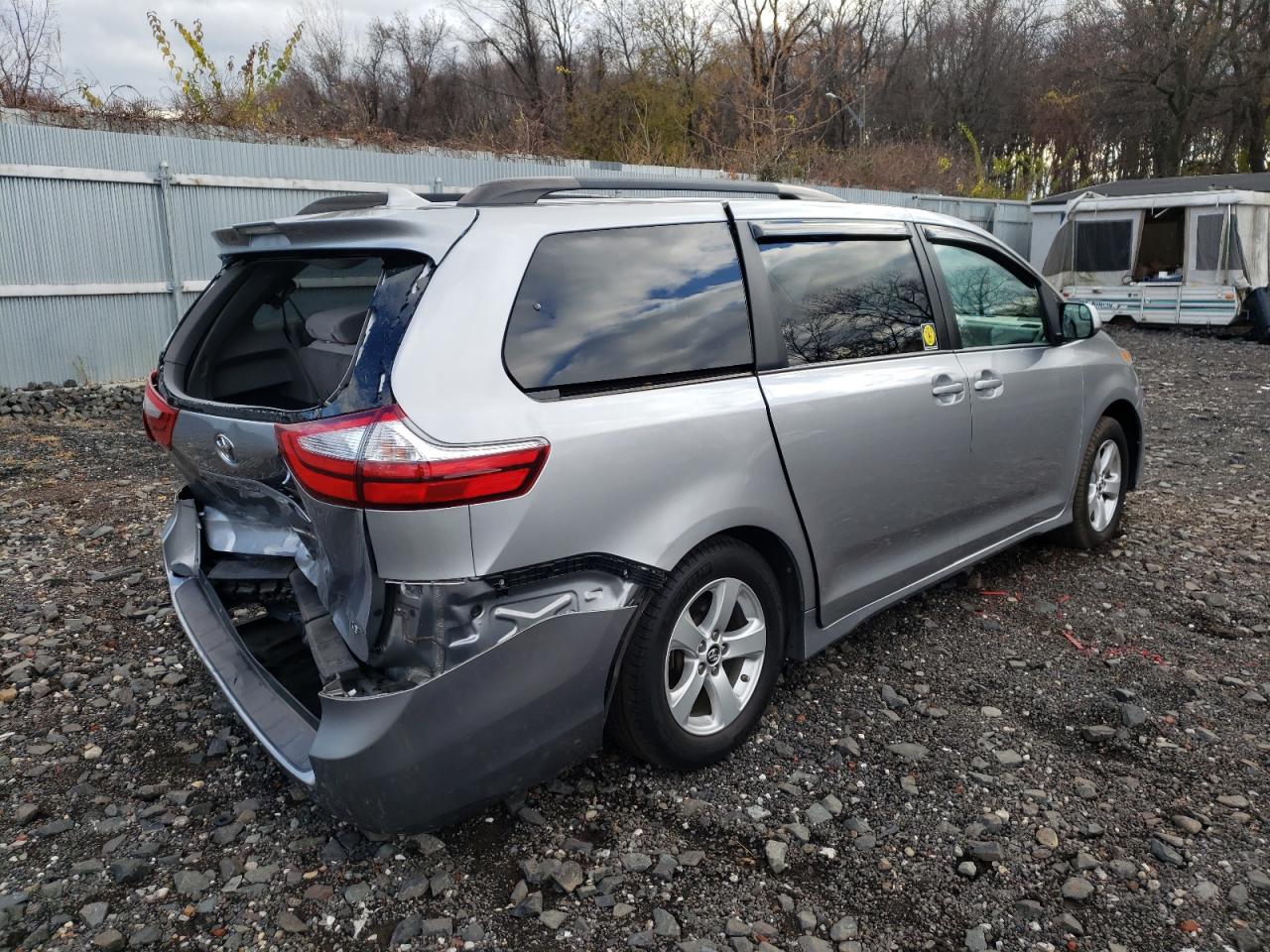 Obraz 3 z 2018 TOYOTA SIENNA LE 2018 z VIN 5TDKZ3DC0JS926143