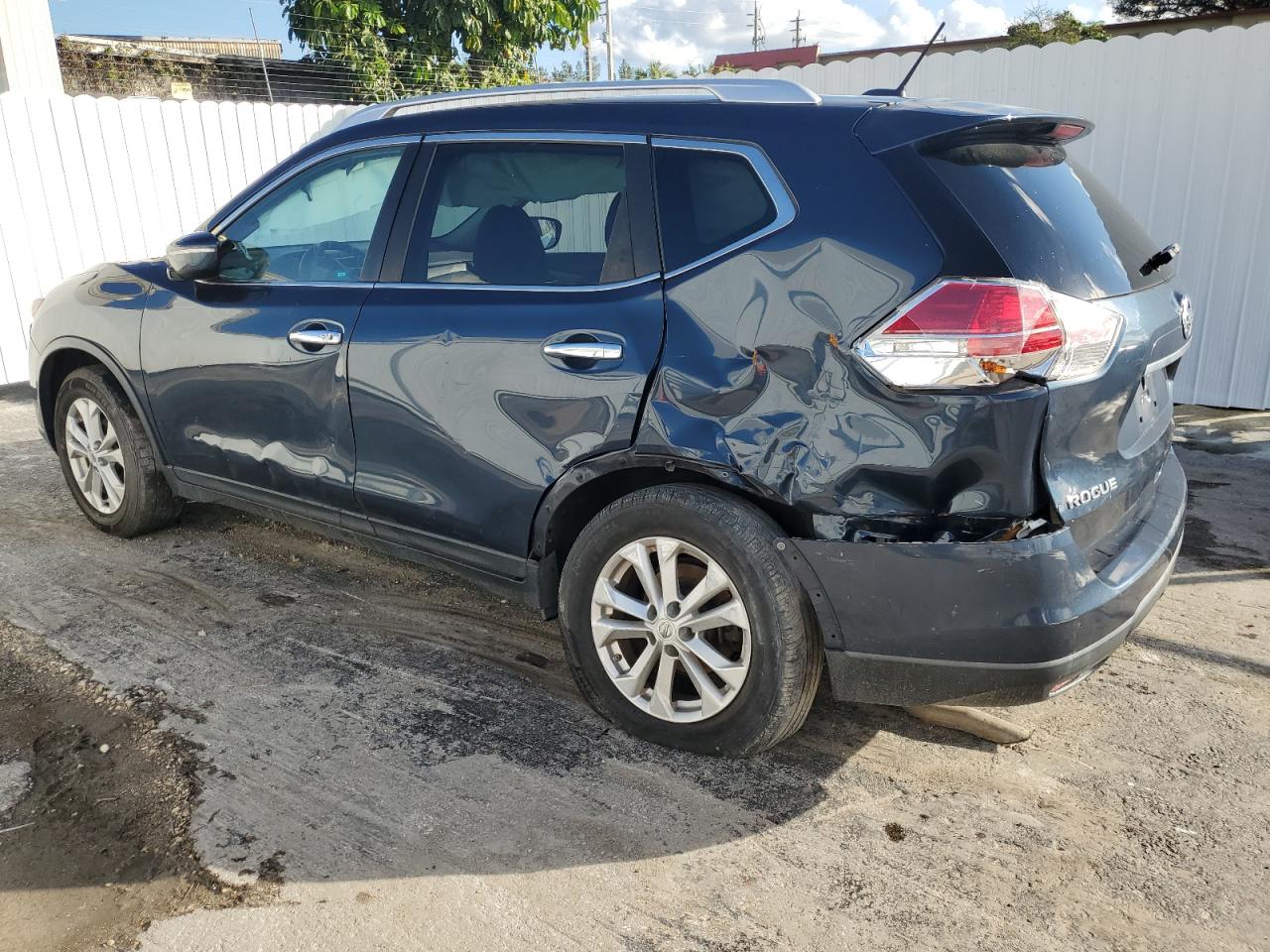 Image 2 of 2015 NISSAN ROGUE S 2015 with VIN KNMAT2MV7FP533895