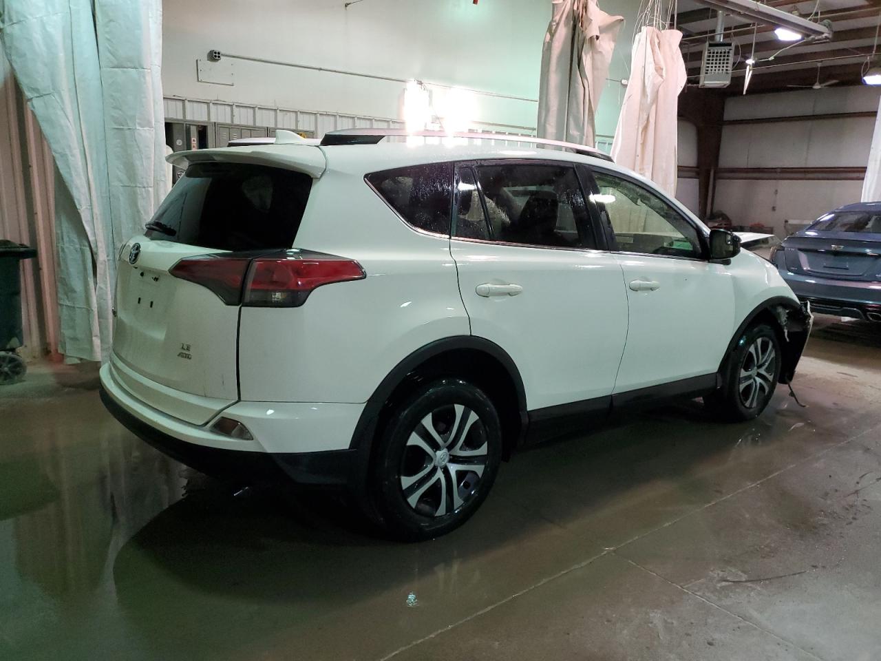 Изображение 3 2016 TOYOTA RAV4 LE 2016 с VIN JTMBFREVXGD181319
