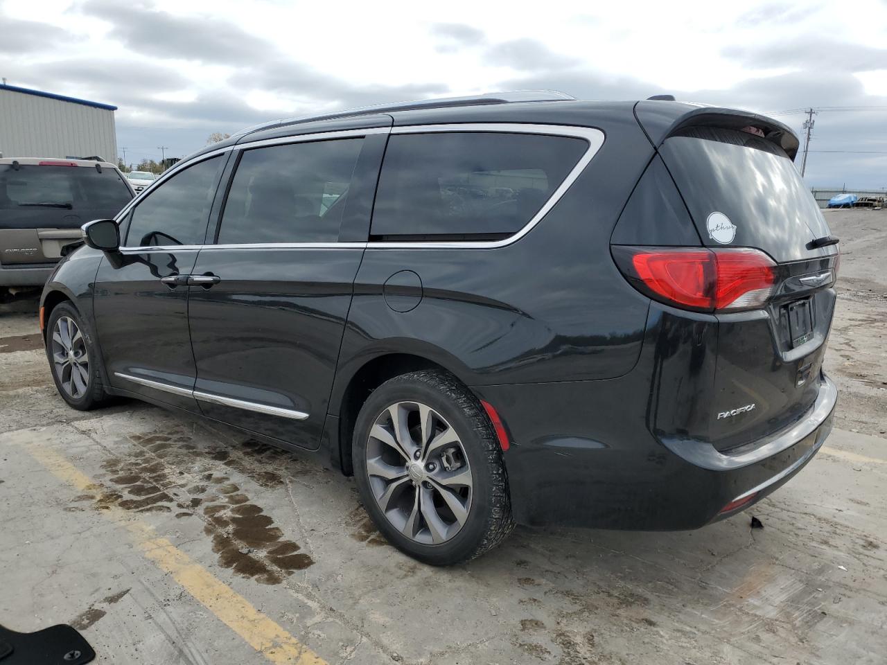 Image 2 of 2018 CHRYSLER PACIFICA LIMITED 2018 with VIN 2C4RC1GG3JR310870