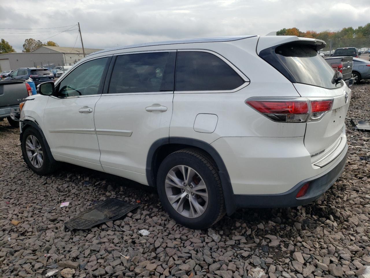 Image 2 of 2015 TOYOTA HIGHLANDER XLE 2015 with VIN 5TDJKRFH5FS211992