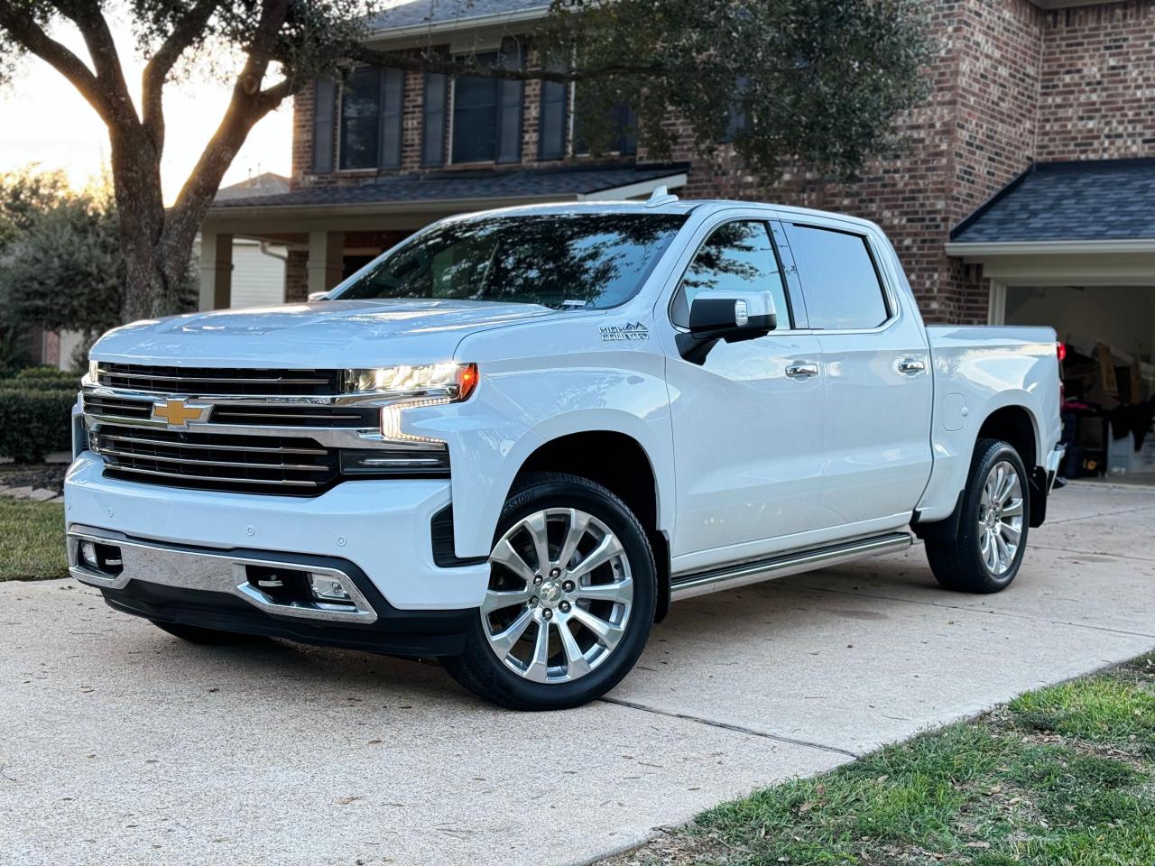 Image 2 of 2021 CHEVROLET SILVERADO K1500 HIGH COUNTRY 2021 with VIN 3GCUYHED4MG205844