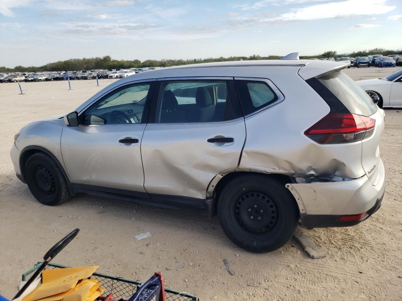 Obraz 2 z 2018 NISSAN ROGUE S 2018 z VIN KNMAT2MT9JP604246