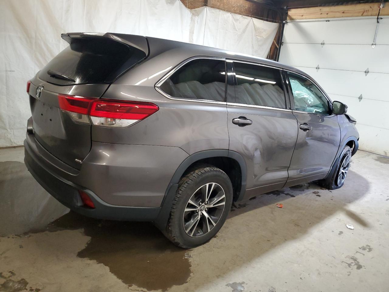 Image 3 of 2018 TOYOTA HIGHLANDER LE 2018 with VIN 5TDBZRFH0JS880941