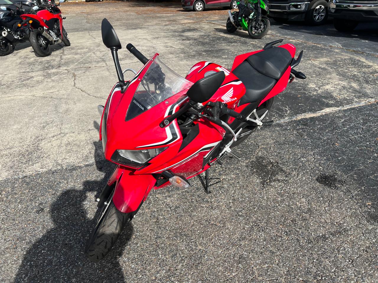 Image 2 of 2021 HONDA CBR300 R 2021 with VIN MLHNC5101M5700737