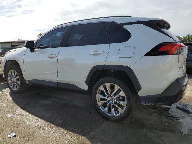 Obraz 2 z 2021 TOYOTA RAV4 XLE PREMIUM 2021 z VIN 2T3C1RFV2MW104184