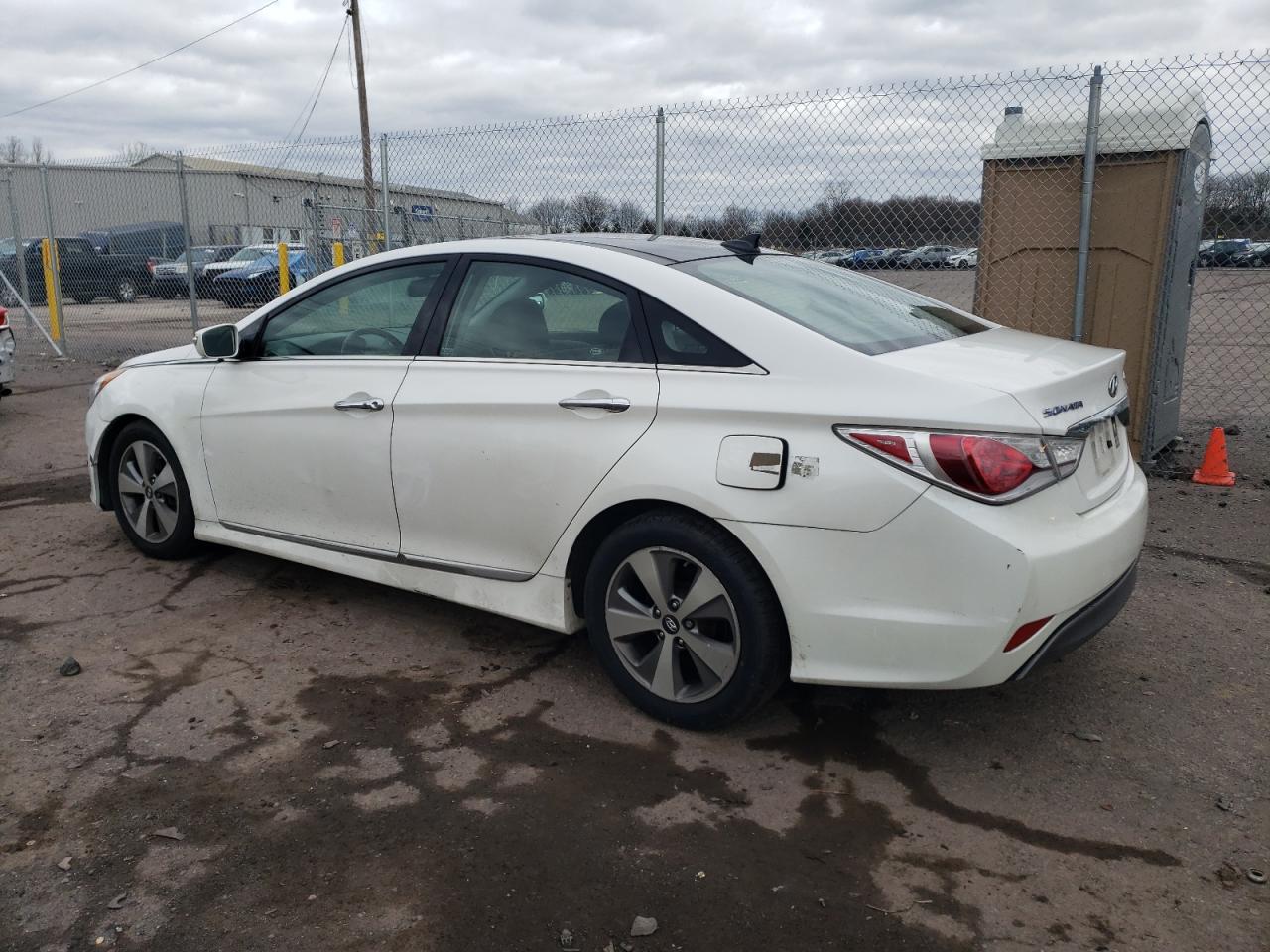 Image 2 of 2012 HYUNDAI SONATA HYBRID 2012 with VIN KMHEC4A4XCA037024