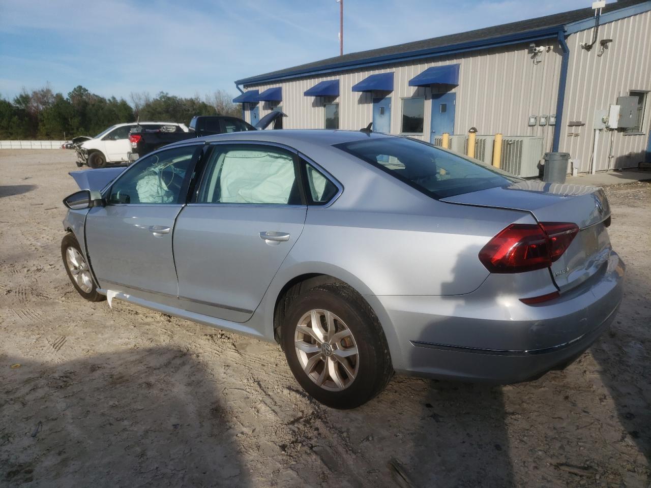 Изображение 2 2017 VOLKSWAGEN PASSAT S 2017 с VIN 1VWAT7A37HC040130