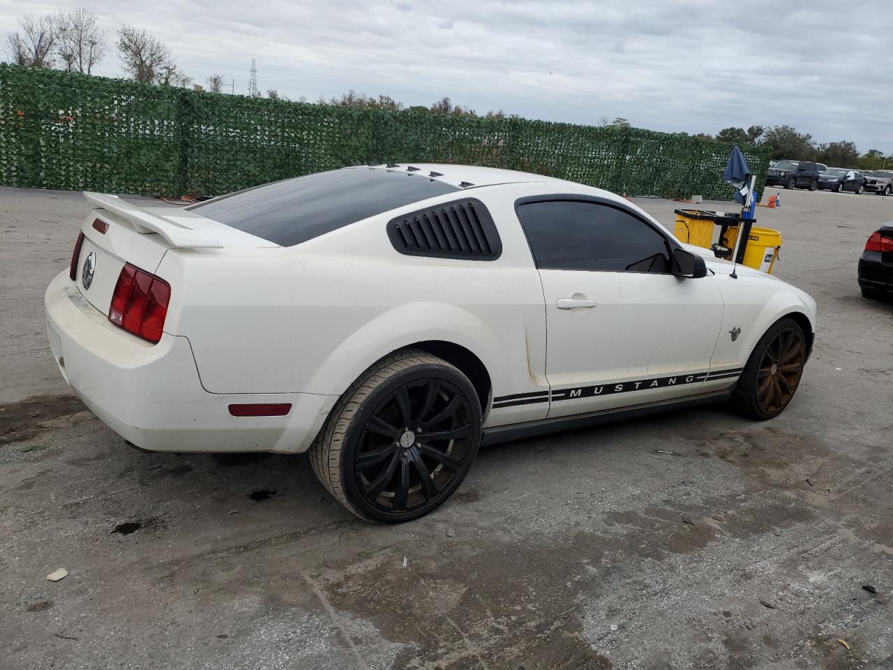 Image 3 of 2009 FORD MUSTANG  2009 with VIN 1ZVHT80N195122867