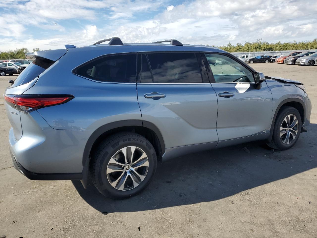 Obraz 3 z 2022 TOYOTA HIGHLANDER HYBRID XLE 2022 z VIN 5TDHBRCH7NS088763