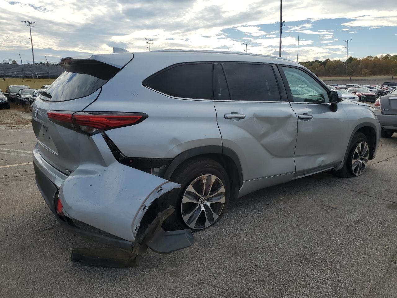 Obraz 3 z 2020 TOYOTA HIGHLANDER XLE 2020 z VIN 5TDGZRAH1LS502062
