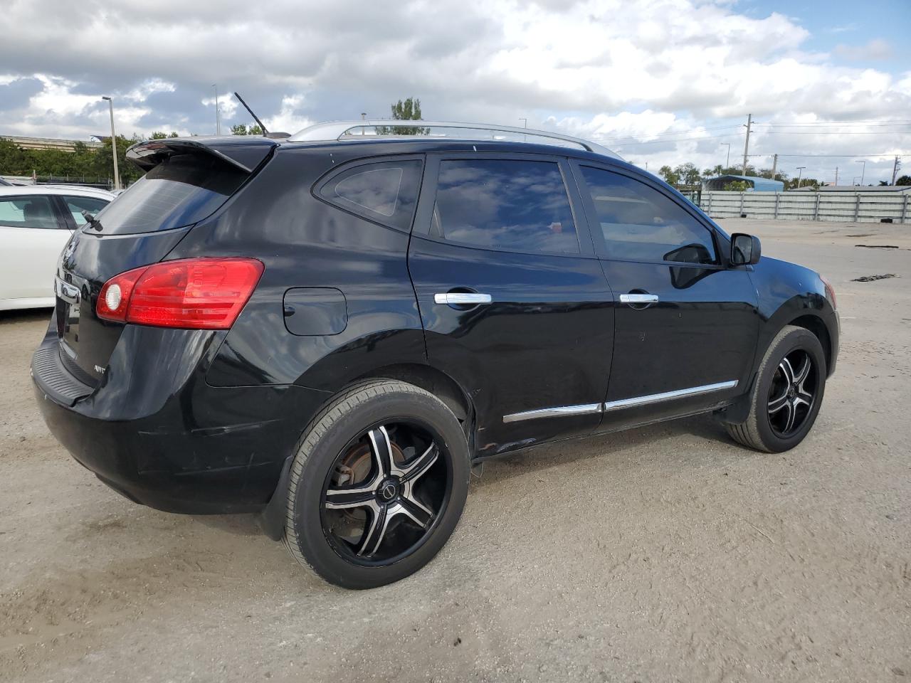 Image 3 of 2015 NISSAN ROGUE SELECT S 2015 with VIN JN8AS5MV2FW754190