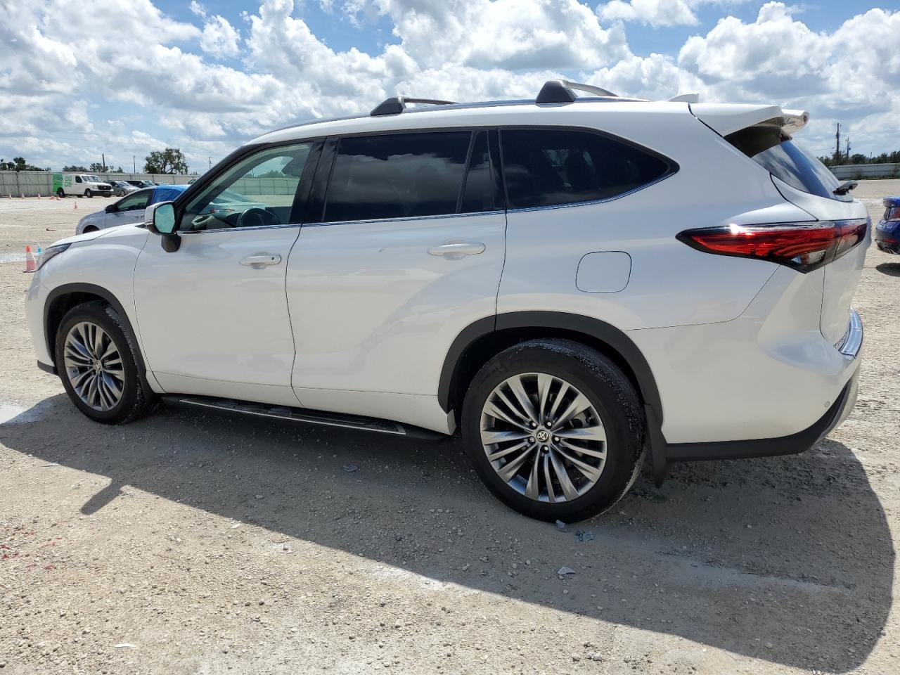 Image 2 of 2020 TOYOTA HIGHLANDER PLATINUM 2020 with VIN 5TDFZRBH6LS051947